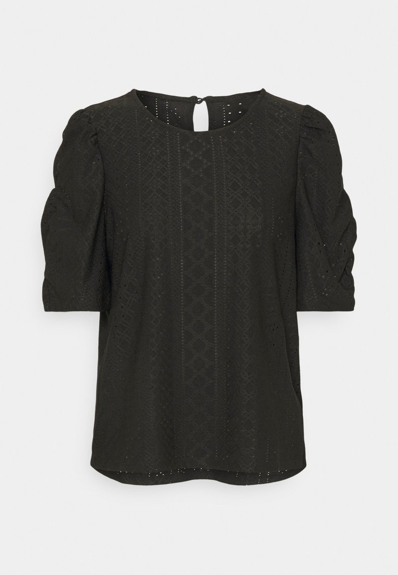Blouse noire à manches courtes avec motif en dentelle géométrique texturée et petite fermeture par bouton au niveau de l'encolure arrière.