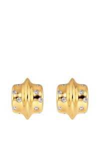 Pendientes dorados en forma redondeada, con una superficie pulida y cristales transparentes incrustados para un detalle adicional.
