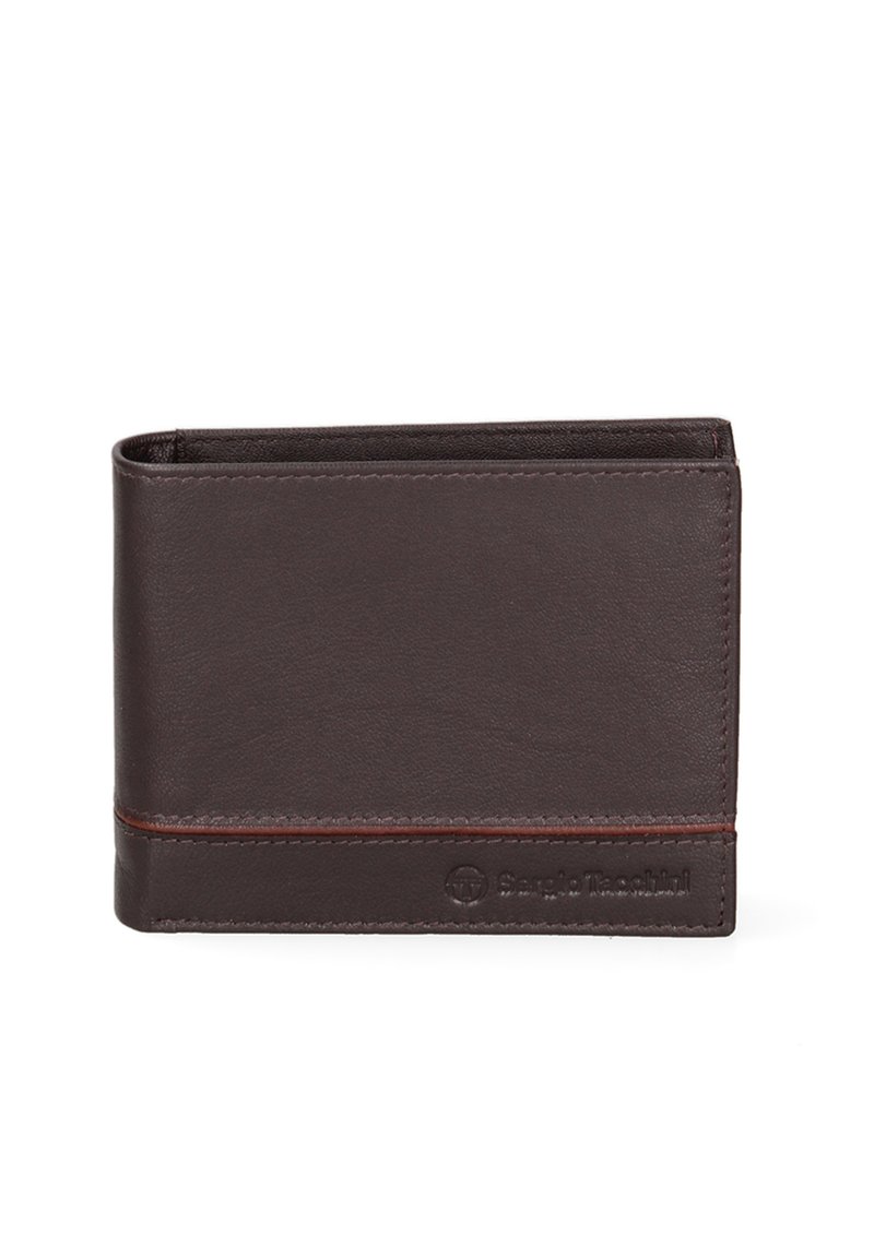 Portefeuille en cuir marron avec une texture lisse, présentant une couture contrastante discrète et un logo embossé à l'avant. Forme rectangulaire compacte.