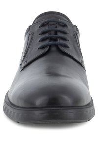 Chaussure en cuir noir avec un bout arrondi, design à laçage à cinq œillets, surface texturée et semelle extérieure en caoutchouc lisse.