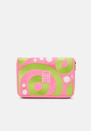 Cartera con cremallera en tonos rosa y verde que presenta llamativos patrones en espiral y puntos blancos. Fabricada en tejido texturizado con forma rectangular.
