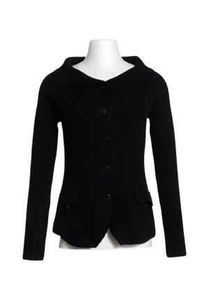 Sort strikket cardigan med lange ærmer, knapper foran, to frontlommer med klapper og en bred krave på en hvid mannequin.