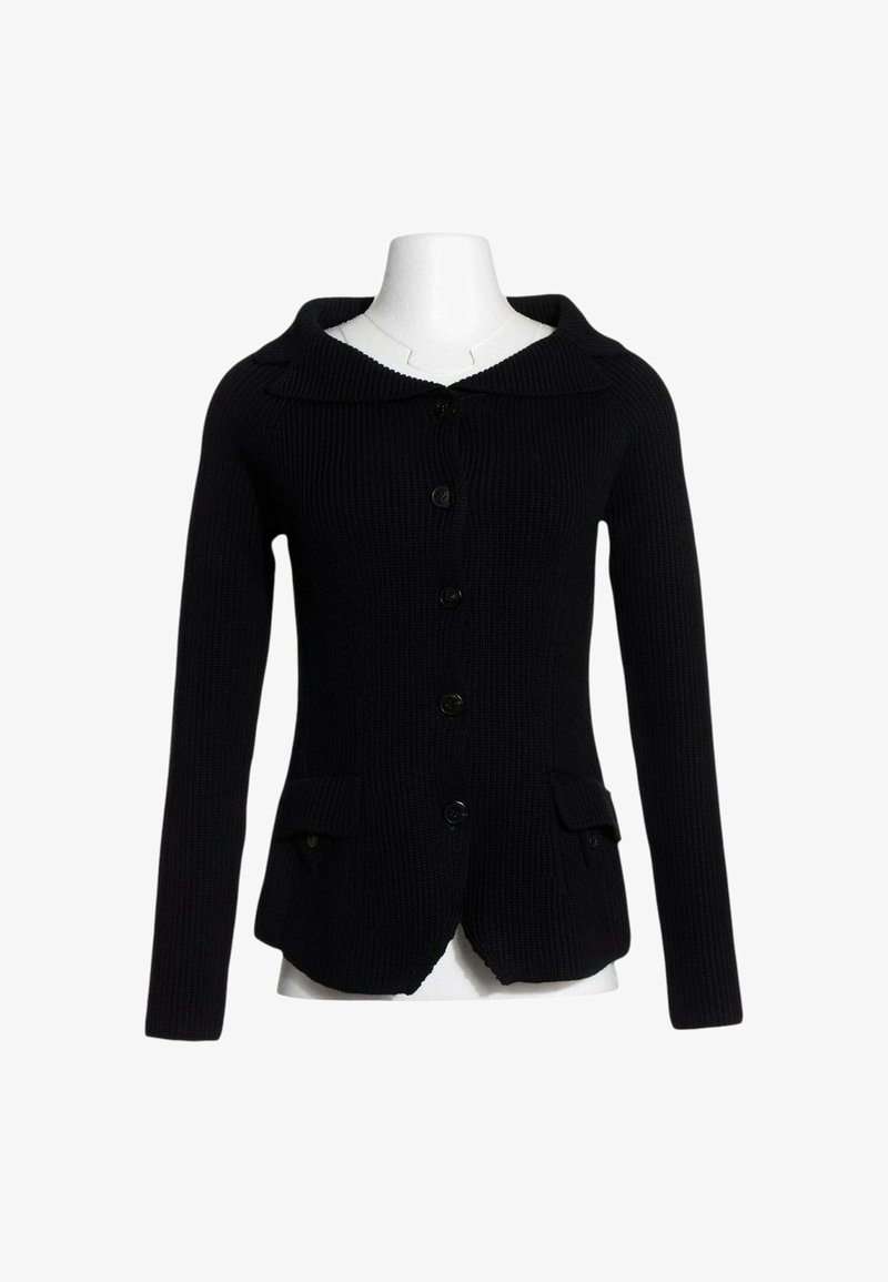 Cardigan noir en maille à manches longues avec des boutons sur le devant, deux poches avant à rabat et un large col sur un mannequin blanc.