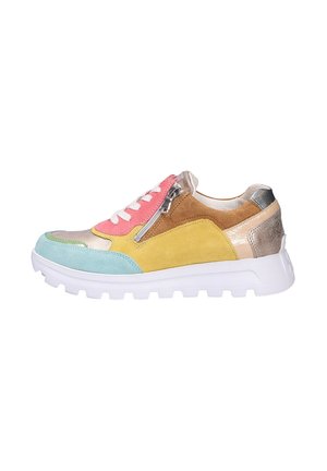 Baskets multicolores avec un mélange de matériaux en daim et métalliques, dotées d'une semelle blanche, d'une fermeture éclair rose et de panneaux de couleurs contrastées.