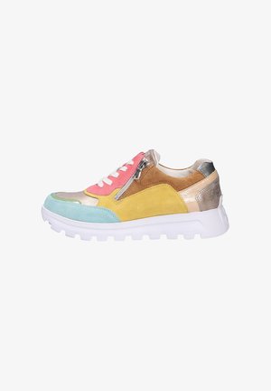 Sneaker multicolore con una combinazione di materiali in suede e metallici, caratterizzata da una suola bianca, una zip rosa e pannelli di colore a contrasto.