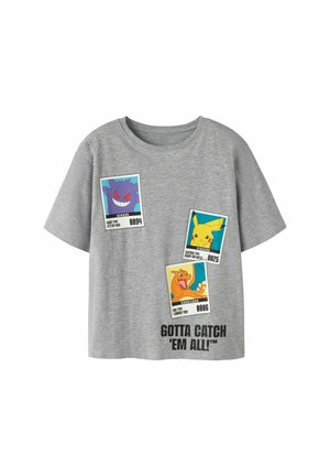 T-shirt gris à manches courtes avec des cartes Pokémon colorées présentant Gengar, Pikachu et Dracaufeu, et le texte "Gotta catch 'em all!" en bas.