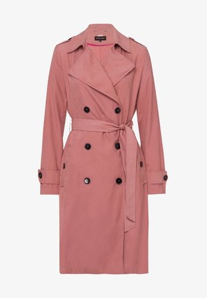 Trench-coat rose poussiéreux à double boutonnage avec des boutons noirs, de larges revers, une ceinture à nouer à la taille, des épaulettes et des sangles aux poignets.