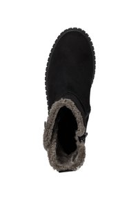 Zwarte suède enkellaars met een nepbont voering, ronde neus, rubberen zool en eenvoudige zijgesp. De binnenkant is gevoerd met zacht grijs bont.