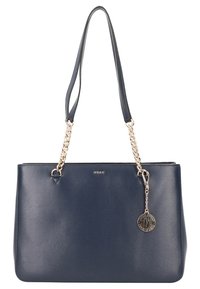 Sac à main en cuir bleu marine avec des anses en chaîne argentée et un pendentif décoratif, présentant une forme structurée et une texture lisse.