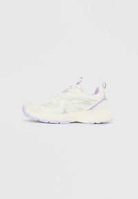 Witte sportschoen met lichte paarse accenten, gaasvlakken en trekbandjes op de tong en hiel, weergegeven vanaf de linkerkant tegen een effen achtergrond.