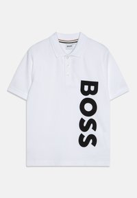Polo shirt blanc en coton, avec un col et trois boutons. Grand logo noir "BOSS" imprimé verticalement sur le côté gauche.