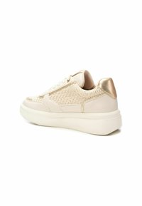 Sneaker beige con una toma superiore in maglia testurizzata, dettagli in pelle liscia e una suola bianca chunky. Presenta un dettaglio dorato metallico sul tallone.