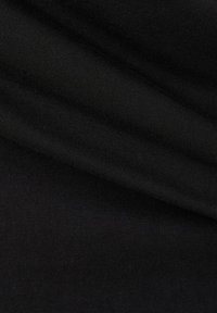 Detailní záběr na složenou černou tkaninu ukazující jemnou žebrovanou strukturu a hladký pletený vzor.