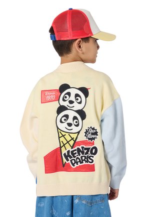 Crème kleurig vest met panda afbeelding, ontwerp met ijsje, rode en blauwe accenten. Lange mouwen met lichtblauwe details, geribde zoom.