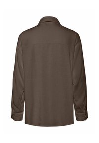 Chemise marron foncé à manches longues avec poignets boutonnés et col pointu, vue de dos sur fond blanc.