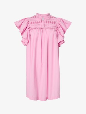 Rosa løs kjole med korte volangermer, smockert overkropp med diamantformede utskjæringer og knytelukking ved halsen.