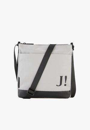 Bolso cruzado sintético gris con superficie texturizada, acentos en negro, correa ajustable y un prominente logo en relieve "J!" en la parte frontal.