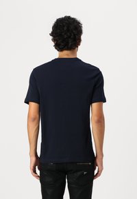 Tommy Hilfiger BOX TEE - Print T-shirt - desert sky