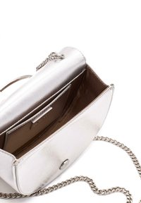 Bolso bandolera metálico plateado con correa de cadena; contiene un interior marrón y un espacio para tarjetas; presenta un cierre a presión y una textura suave.