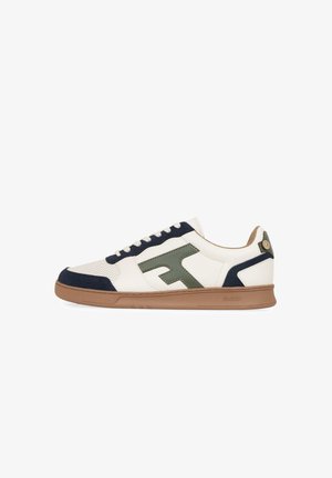 Baskets blanches avec des accents bleu marine et vert, présentant un bout perforé, des lacets ronds et une semelle en caoutchouc avec un détail de logo sur le côté.