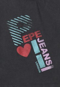 Černé tričko s opotřebovaným grafickým designem. Text obsahuje "PEPE JEANS LONDON" v sytých barvách — červené, růžové a modré — s motivem srdce.