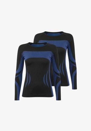 Zwei schwarze, langärmelige Sportoberteile mit blauen geometrischen Mustern und Rundhalsausschnitten, übereinandergelegt auf einem weißen Hintergrund.