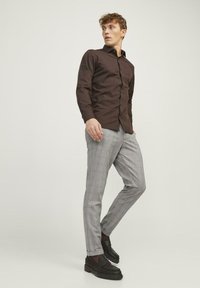 Jack & Jones JPSTMARCO JJCONNOR - Hlače chino - otter