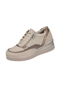 Zapatillas de deporte de cuero beige con textura acolchada, acentos metálicos y cremallera lateral. Presenta una punta redondeada y una suela acolchada para mayor comodidad.