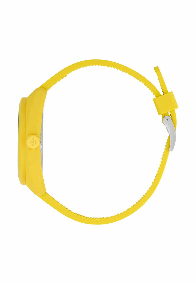 Geel siliconen horloge met een ronde wijzerplaat, een gestructureerde band en een zilveren gespsluiting. Eenvoudig ontwerp met een opvallend kroon-detail.