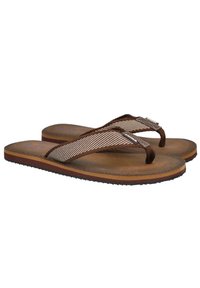 Chanclas marrones con suela texturizada, con tiras de tela a rayas y pequeños acentos de hardware. Diseño plano con apariencia casual.