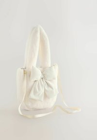 Geantă de mână albă din blană ecologică, cu o formă structurată, având un bug mare alb în față și o curea detașabilă din panglică crem.
