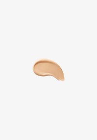 Lichtbeige foundation swatch met een gladde, romige textuur, in de vorm van een langwerpige druppel, op een witte achtergrond.