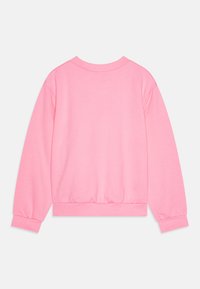 Felpa rosa con collo tondo, polsini a coste e vestibilità rilassata. Il tessuto testurizzato completa il design con un aspetto liscio e uniforme.