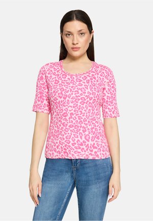 Roze T-shirt met korte mouwen en een luipaardprintpatroon. De stof is zacht, met een ronde halslijn en een ontspannen pasvorm.