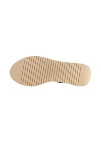 Suela de zapato de goma en tono beige claro con textura acanalada y bordes redondeados; marcada con una indicación de tamaño en la superficie.