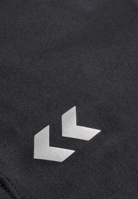 Sort stof med en struktureret finish, der fremhæver to sølvfarvede chevron-former som et fremtrædende designelement.