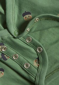 Grön bomullsbody med rund halsringning, tryckknappar och tecknat ekollontryck. Har mjuk textur och släta sömmar.