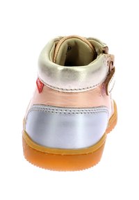 Botín de cuero rosa y plateado hasta el tobillo con punta redonda, cremalleras, un tacón ligeramente elevado y una suela de goma marrón.