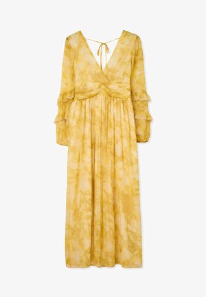 Lång gul klänning med V-ringning, långa volangärmar och smal midja. Plisserad tyg har ett subtilt akvarellmönster.