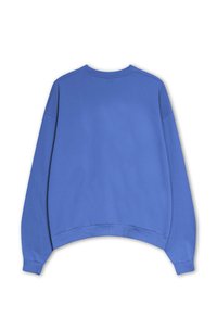 Zila pārāk liela izmēra sporta džemperis ar garām piedurknēm, apaļu kaklu, ribotām aprocēm un apakšmali. Gluda tekstūra, minimāls dizains un bez redzamām rakstu zīmēm.