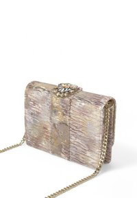 Bolso de mano texturizado metálico con una cadena, que cuenta con un cierre joya. Los colores incluyen suaves tonalidades de rosa, beige y acentos dorados.