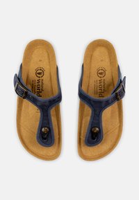 Modre sandale s pluto podplatom, ki se ponašajo z modernim dizajnom, nastavljivim sponkam, tekstilnimi trakovi in majhnim okrasnim gumbom na vrhu.