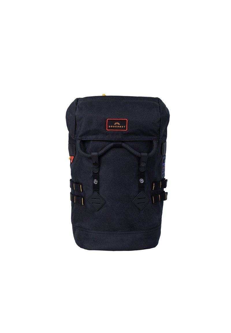 Zwarte canvas rugzak met een rol-top sluiting, verstelbare schouderbanden, gele accenten en een vooraanstaande logo patch. Voorzien van zijvakken en hardwaredetails.
