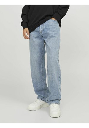 Lichtblauwe denim jeans met een comfortabele pasvorm, voorzien van een klassiek vijf-pocket ontwerp en subtiele vervaging. Draag ze met witte sneakers.