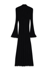 Črna rebrasta pletena dolga obleka s širokimi manšetami in visokim ovratnikom, tesno prilagojena telesu, ki se konča do sredine meč.