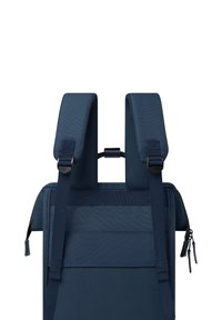 Zaino blu navy con spallacci imbottiti e regolabili. Tessuto texturizzato e scomparto con zip sul lato. Design minimalista.