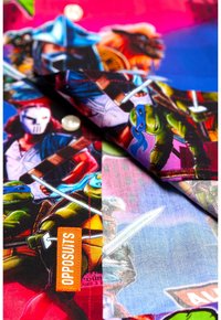 Maglietta colorata con un mix di personaggi dei cartoni animati. Realizzata in tessuto con una texture lucida, ha un design con bottoni e un'etichetta "Opposuits".