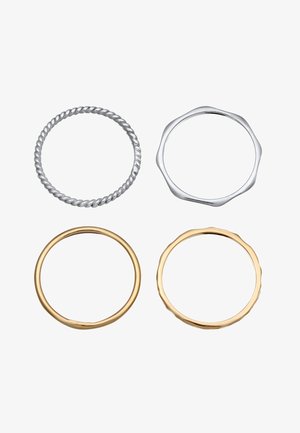 Sæt af fire ringe: to sølv (en snoet, en glat med en bølget kant) og to guld (en glat, en med tekstur og bølget kant).