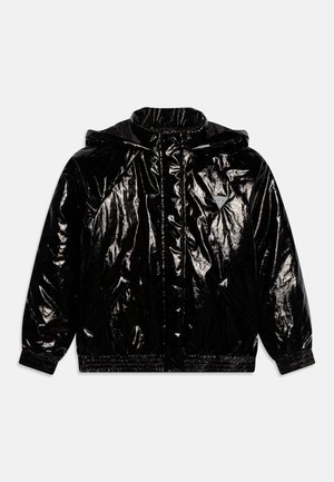 Veste noire brillante à capuche avec fermeture éclair frontale, deux poches latérales et un petit logo triangulaire sur la poitrine gauche.