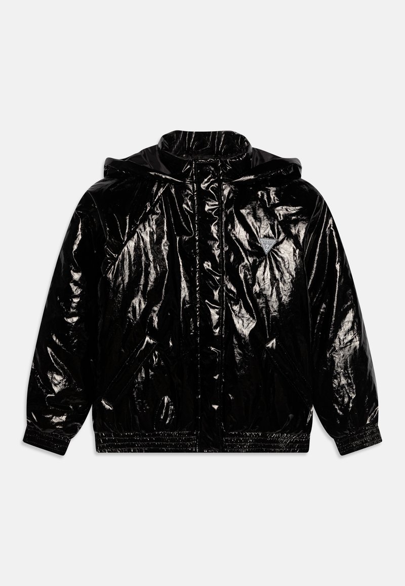 Veste noire brillante à capuche avec fermeture éclair frontale, deux poches latérales et un petit logo triangulaire sur la poitrine gauche.